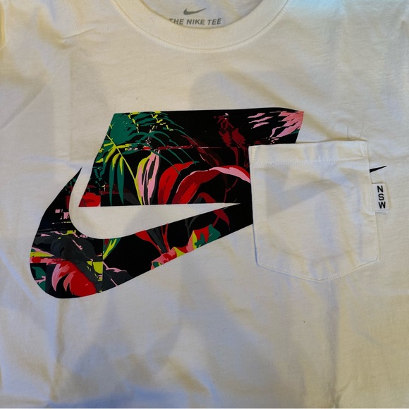Nike NSW graphic tshirt size Medium - Picture 2 of 4